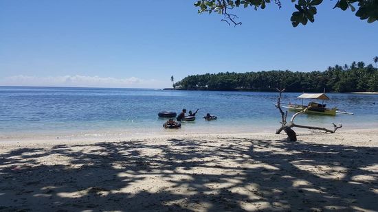 Spielende Kinder, die uns beobachten