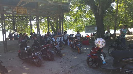 Nach einer Stunde wollen wir uns auf den Rückweg machen. Als ich hier Fotos mache, werde ich wieder sofort angesprochen und zum Essen eingeladen...