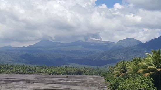 Weiter geht es Richtung See. Der Dukono ist wie immer am qualmen..