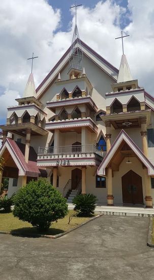 Daneben wurde eine neue Kirche gebaut, die vor 3 Jahren fertiggestellt wurde. Sie stammt aus der Feder eines deutschen Architekten.