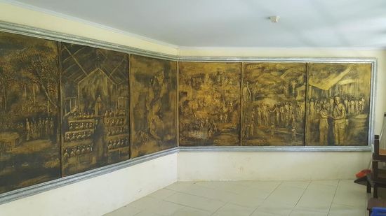 In einem Gebäude kann man an der Wand die Geschichte nachvollziehen—ganz rechts die Friedensschließung