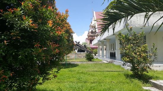 Noch einmal die Reste der zerbombten Kirche im Hintergrund. Rechts das GEbäude mit den Ausstellungstafeln