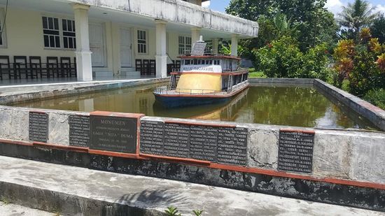 Davor Schiefertafeln mit den Namen der Verstorbenen