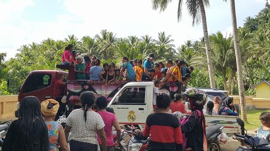 Beim Verlassen des Bades sehen wir wie die Menschen LKW-weise angerollt kommen