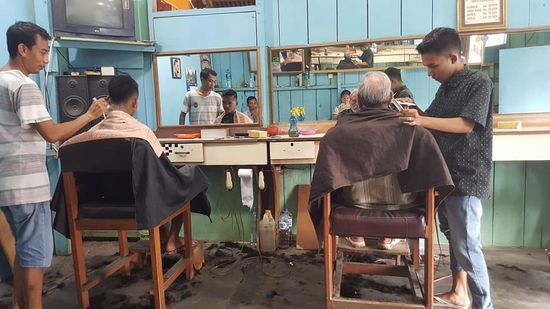 Man beachte die Preisliste rechts oben und die Unmengen von schwarzen Haarbüscheln am Boden...jetzt kommen noch „blonde“ dazu...haha