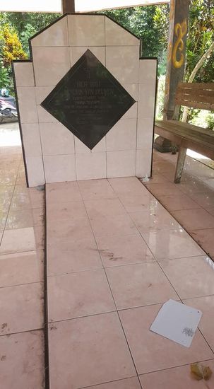 Wir besuchen sein Grab-auch seine Frau, eine Indonesierin wurde hier beigesetzt