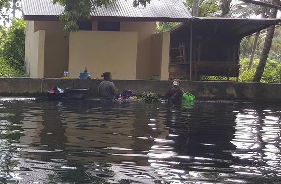 Leider wird hier auch mit reichlich Seife Wäsche gewaschen...
Manche kommen mit riesigen Säcken voll Wäsche zum waschen an