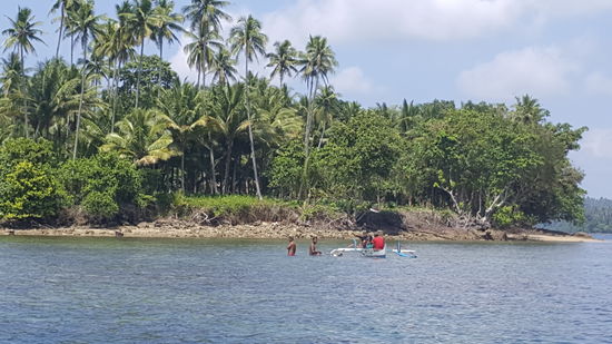 Badende Kinder
Uns ist aufgefallen: erwachsene Indonesier gehen nicht aus purer Ffreude ins Wasser—das tun hier nur Kinder
Die Erwachsenen gehen ins Wasser um zu fischen oder sich zu waschen