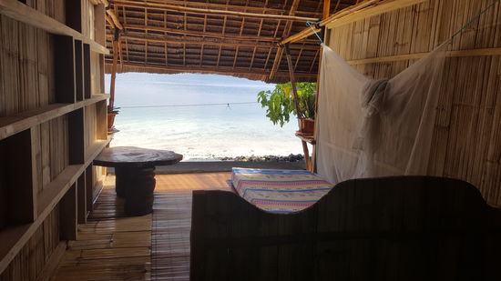 Richtig schick finde ich die Tische...und man beachte wie toll das mit der REgalwand gelöst ist, sodass es genügend Abstellflächen gibt...