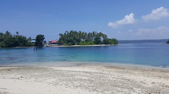 Nach einem leckren Lunch auf „Meti“ besuchen wir die gegenüberliegende Insel „Gumi Lamo“