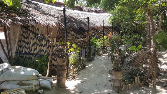 Der kleine Weg zu den einzelnen Gazebos. Vor jedem ist ein kleines Türchen wir von einem Schrebergarten und ein winziger „Vorgarten“
