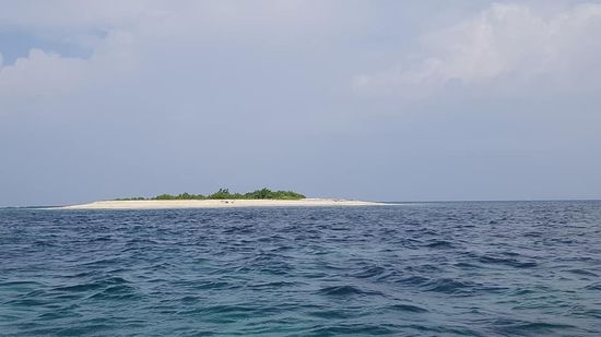 Wir umrunden diese süße kleine Zuckerinsel...