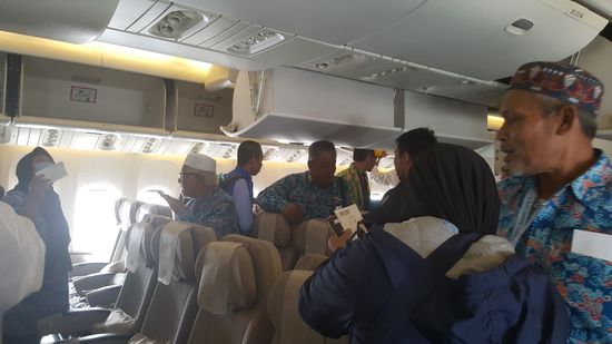 Wuselige Platzsuche...kaum Europäer in der riesigen Maschine...