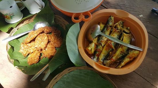 Zum lunch gibt es Fisch, und frittierte Gemüsetaler. Diese sind aus Bananenblüten und anderen Blättern—schmecken hervorragend
