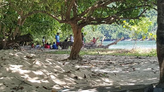 Auch ein paar Indonesier verbringen hier den Tag. Max und Adhi erzählen, dass sie immer strikt darauf achten müssen, dass sie den Platz wieder sauber hinterlassen