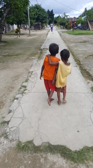 Diese Straße, die durch das ganze Dorf führt-war im 2. Weltkrieg die Landebahn der Japaner