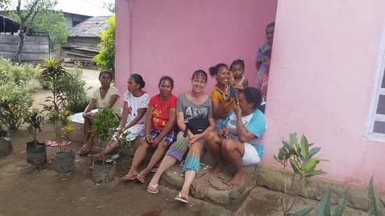 An einem Haus sitzen viele Frauen, sie möchten unbedingt Fotos machen...
Sie sind mächtig aufgeregt und kichern und lachen..