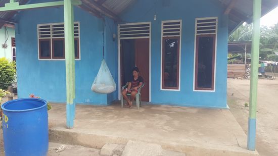 In dem Päckchen baumelt ein Baby, welches in den Schlaf geschaukelt wird..