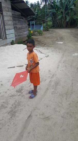 Dieser Junge hat einen selbstgebastelten Drachen