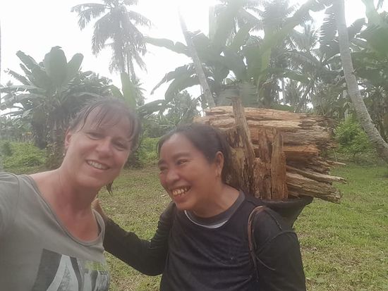 Diese Frau treffen wir auch, sie hat den Korb voll mit Holz—auch sie läßt sich gern mit mir fotografieren...
