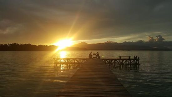 Immer wieder sehen wir im Wasser das leuchtende Plankton—das habe ich in dieser Form noch nie erlebt.
Manchmal meint man, dass sich eine leuchtende Schlange durchs Wasser schlängelt...und wenn man ins Wasser fasst und es versprüht, dann sind es tausende leuchtende Funken