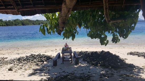 Von meinem „Zimmer“ sehe ich, dass diesmal direkt vor meiner Nase am Strand das Lunch hergerichtet wird