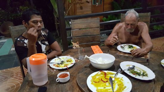 Abends sind wieder alle zurück und gibt es dann doch nur Fisch ...man beachte den frechen Gast, der immer mit am Tisch sitzt...