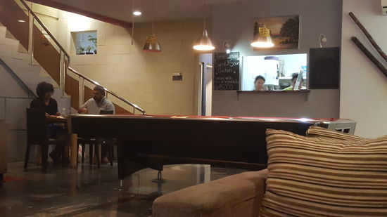 Im Erdgeschoss: hinten ist die Küche, wo es immer ein Tagesangebot zum Mittag gibt