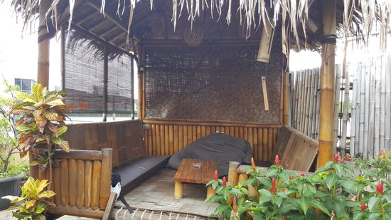 Ganz oben auf dem Dach, die Dachterrasse :
Hier lege ich mich erstmal hin...