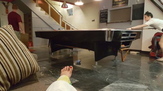 Hier hänge ich nun den ganzen Tag rum. Auf der Dachterrasse ist es zu heiss