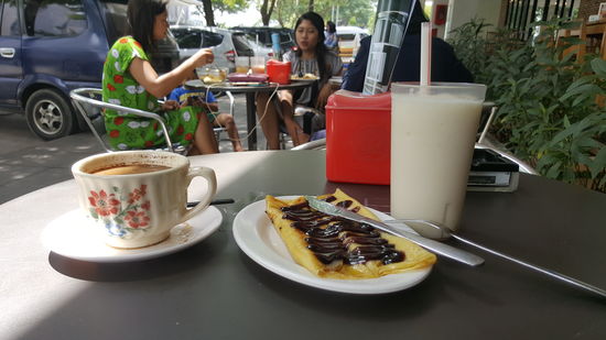 Indonesischer Milchkaffee, Sirsak Juice und Blaubeer- Pancake