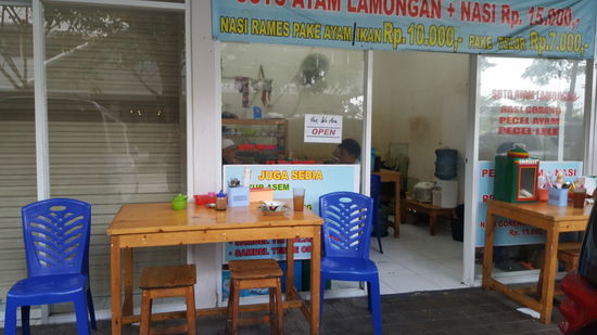 Im Warung nebenan esse ich nochmal was. Es macht einfach Spaß...