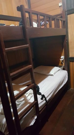 So sieht das hier aus: kleiner Raum mit 2 Doppelstockbetten
Jetzt bin ich echter Backpacker...