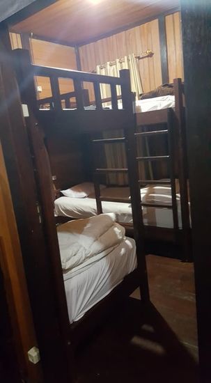 3 Betten sind bezogen—also gehe ich davon aus, dass wir zu Dritt sind