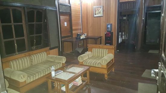 Das ist der Vorraum. Für die 140.000 IDR bekommt man noch ein kleines Frühstück in Form von Toast, Butter und Marmelade zu Tee und Kaffee.
Man kann man aber auch für 25.000 IDR am Buffet teilnehmen
Zur Info —momentan sind 16.000 IDR etwa 1 Euro