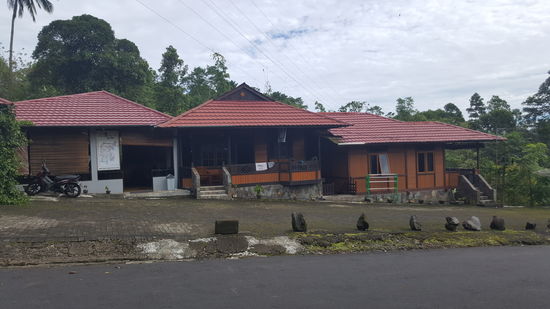 Das Cekakak-Hostel bei Tageslicht