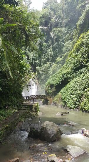 Da ist er! Um näher ranzukommen muss man etwas kraxeln, ich rutsche auch einmal aus—habe diesmal keine Trekkingschuhe dabei