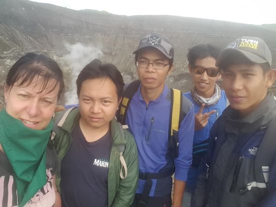 Oben treffen wir eine kleine Gruppe junger Studenten aus Tomohon, die ihren freien Tag zum kraxeln nutzen. Das ist hier für Jugendliche wohl eine häufige Freizeitbeschäftigung. Wohl dem, der das noch bezahlt bekommt, wie Amo...
