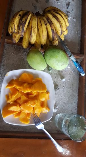 Das ist mein Abendessen für heute—2 Mangos