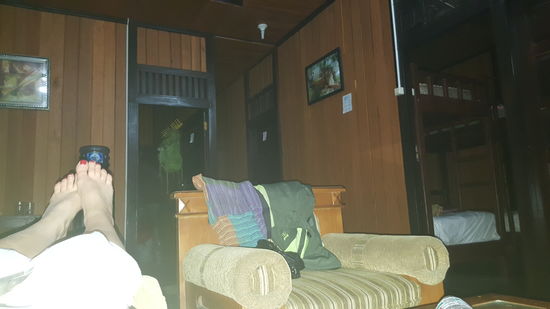 Ich liege hier lesend auf dem Sofa und die kommen alle aus der Dusche....einer nach dem anderen...ich habe wohl eine Tarnkappe auf oder die sind auch nur so entspannt, weil ich so viel älter bin.