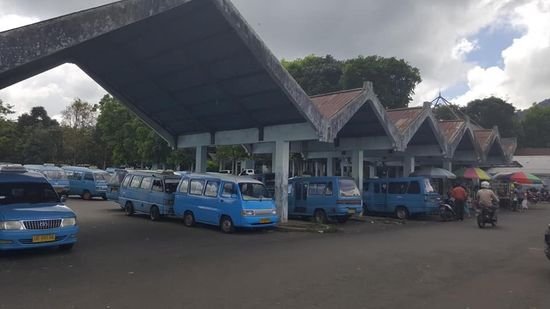 Ich fahre bis zur Sammelstelle nach Tomohon, für 4000 IDR (30 Cent) und dort zeigt mir der Fahrer welchen Bus ich als nächstes nehmen soll