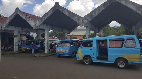 Alle Microlets warten auf Fahrgäste