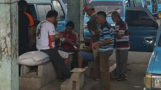 Die Fahrer spielen Karten...