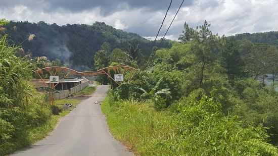 Nicht weit, dann sehe ich den Eingang