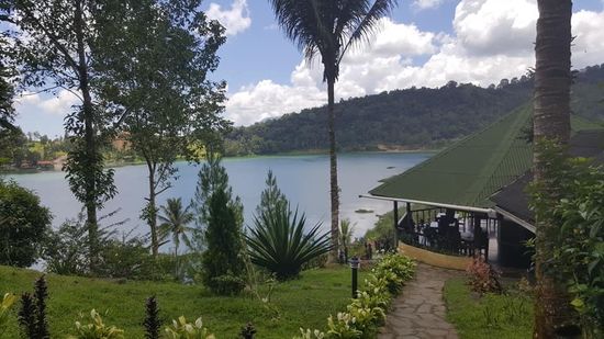 Als ich den See zur Hälfte umrundet habe, entdecke ich ein weiteres Restaurant. Auch hier ist Eintritt fällig: 10.000 IDR. Da es inzwischen Mittag ist, kehre ich hier ein. Die Aussicht ist herrlich!
