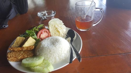 Mein Mittagessen—viel Rohkost, Tofu, Getreidetaler und Chicken (hinter dem Salat verdeckt)