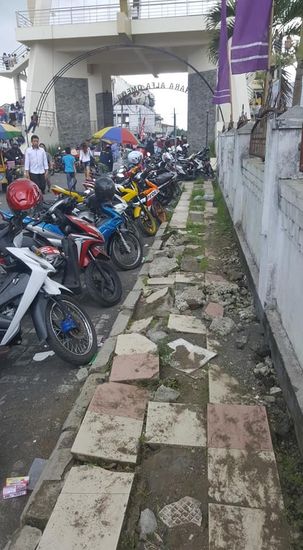 Irgendwo in Tomohon setzt er mich ab. Hier ist mega was los.
Viel Rummel, Musik und Paraden die über die Straßen ziehen...