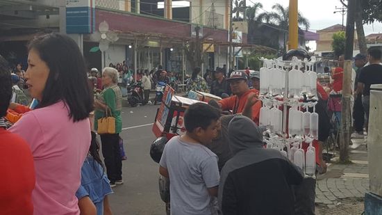 Rechts in den Tüten werden Zierfische verkauft