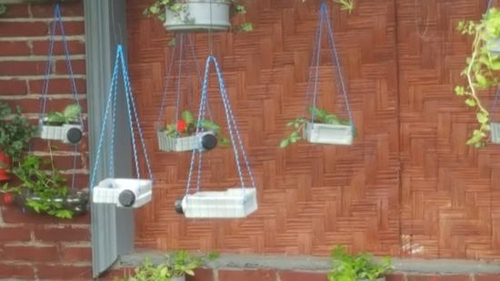 Hahaaa...es sind leere Ölflaschen für Autoöl....