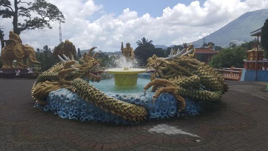 Der Brunnen davor...